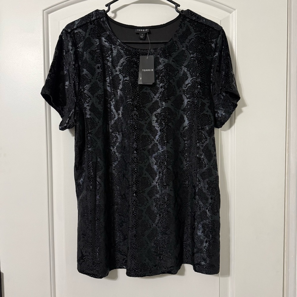 NWT Torrid Black Snakeskin Velvet Tee Women’s Size 1X Shimmer Textured